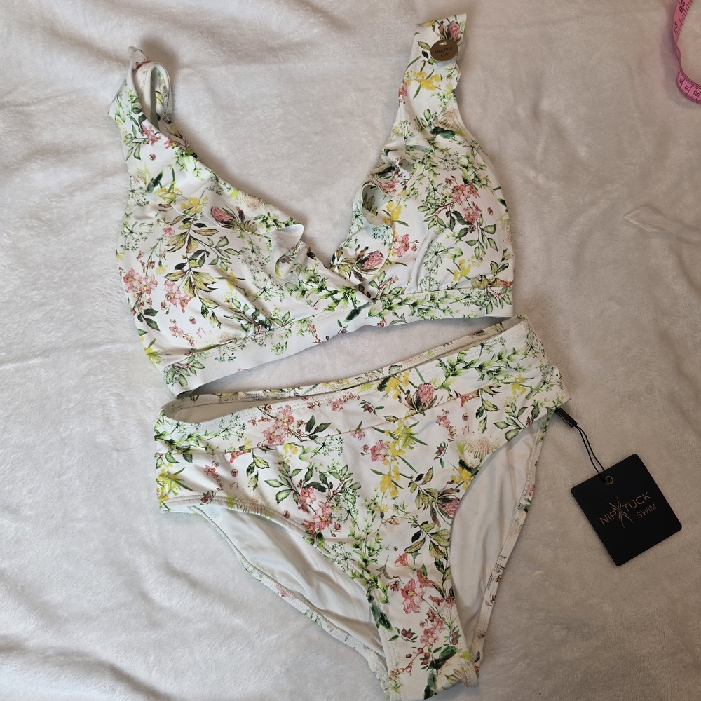 NWT Nip Tuck White Ruffle Floral Bikini Multicup Swimsuit 2 Piece Size 6 Womens